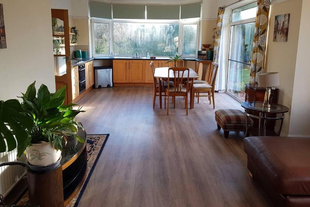 4 Bedroom Country Home บริสตอล ภายนอก รูปภาพ