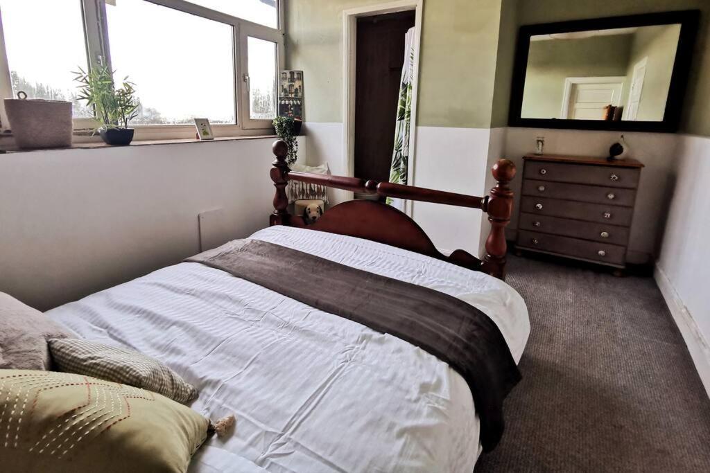 4 Bedroom Country Home บริสตอล ภายนอก รูปภาพ